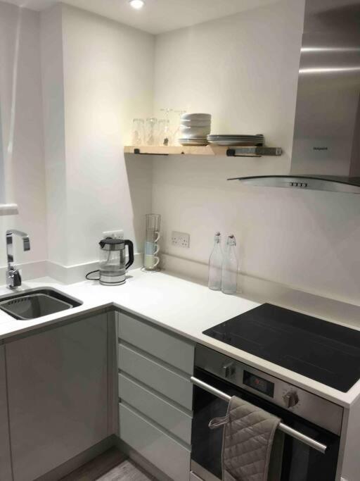 Goring - 2 Min Walk From Seafront Apartment