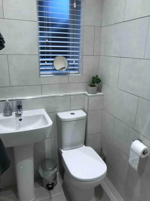 Goring - 2 Min Walk From Seafront Apartment